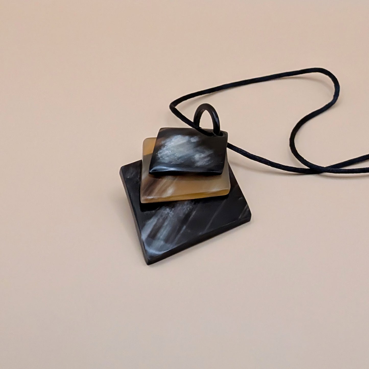 Collier Mira